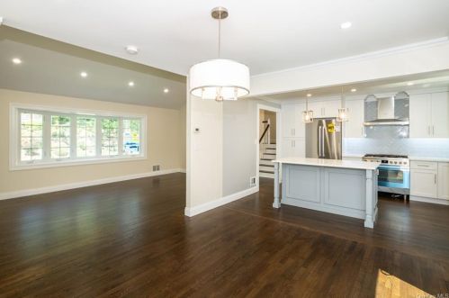 73 Rolling Way, New Rochelle NY  10804-2405 exterior