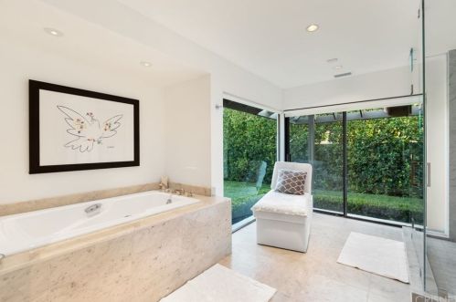 5242 Amestoy Ave, Van Nuys CA 91406-2112 exterior