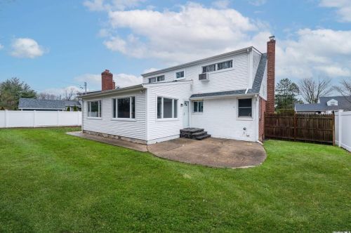 104 Woodoak Dr, Westbury NY  11590-1033 exterior