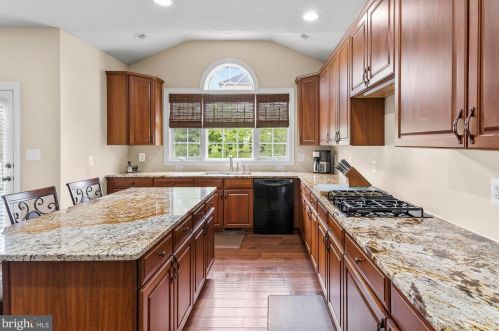 5737 Waterloo Bridge Cir, Haymarket VA  20169-8117 exterior