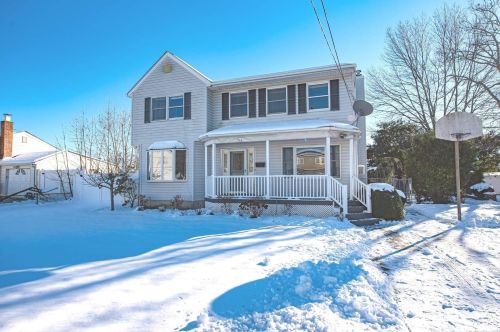 512 Windmill Ave, Babylon, NY 11704-4325