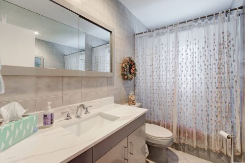 18 Reed Ln, Westbury NY  11590-1943 exterior