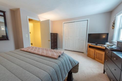 132 Old Mill Pond Rd, Henniker NH  03242-3152 exterior