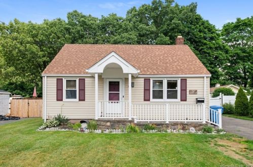 51 Lenox St, Manchester, CT 06040-4321