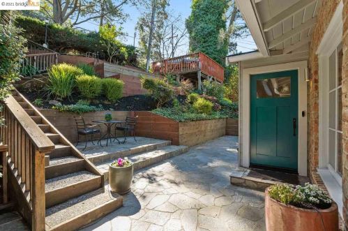 149 Capricorn Ave, Oakland, CA 94611-1942