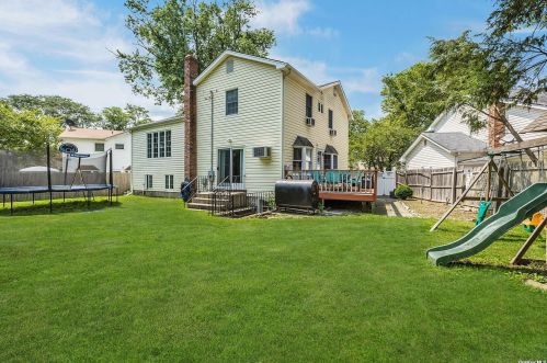 6 Stuart Ct, Huntington Station NY  11746-4237 exterior