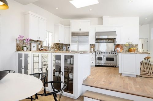513 Dianthus St, Manhattan Beach CA  90266-6720 exterior