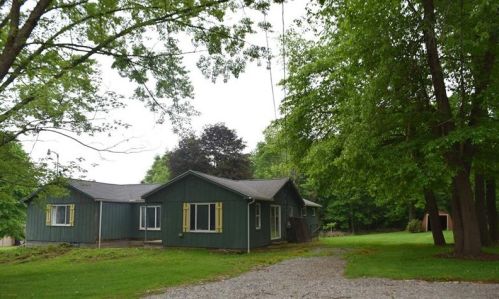 1002 Kings Chapel Rd, New Castle, PA 16105-4720