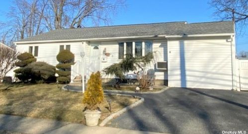 23 Evergreen Pl, Deer Park, NY 11729-3707