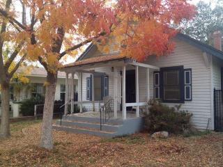 1370 Lucerne Ln, Fresno, CA 93728-1740
