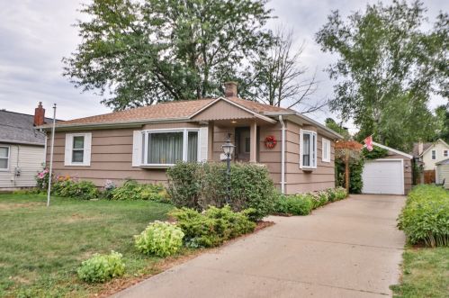 437 5th St, Oconomowoc, WI 53066-3533
