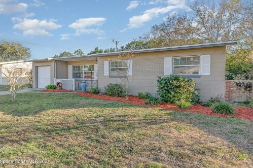 915 Glenda Dr, Titusville, FL 32780-7106