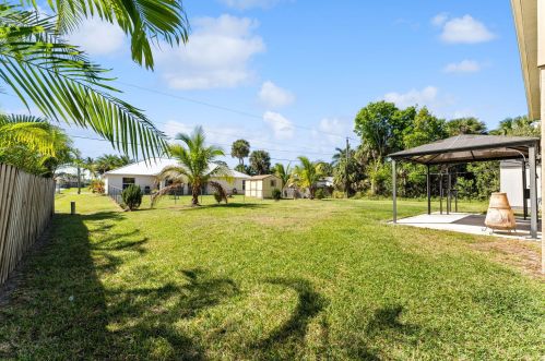 866 Abingdon Ave, Fort Pierce FL  34953-2861 exterior