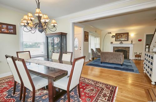 18 Pinewood Ln, New Hyde Park NY  11040-3321 exterior