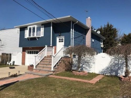 652 Alleghany Ave, North Lindenhurst, NY 11757-2825