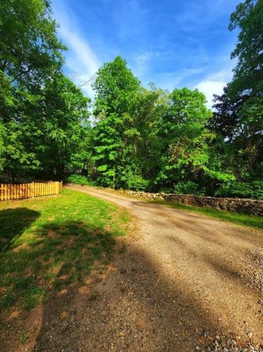 114 Pond Rd, Amston, CT 06231-1626