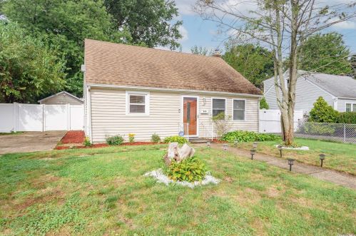 854 County Line Rd, Amityville, NY 11701-1752