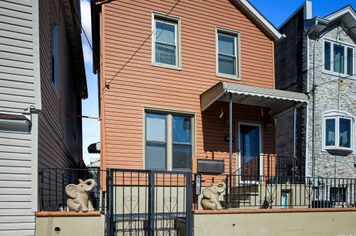95-11 101st St, Jamaica, NY 11416-1110