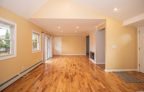 37 Winter Ln, Hicksville NY  11801-6219 exterior