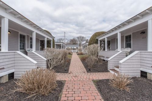 221 Purgatory Rd, Middletown RI  02842-6033 exterior