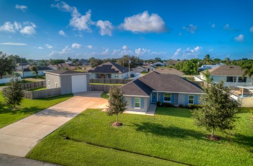 375 Alcan Dr, Fort Pierce, FL 34953-7817