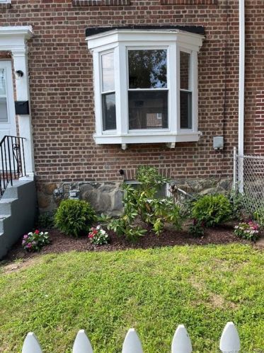 29 Carver St, Bridgeport, CT 06610-2112