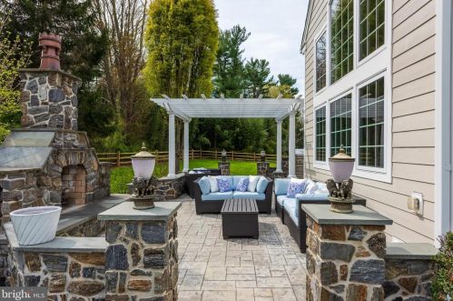 466 Black Swan Ln, Berwyn PA  19312-1908 exterior