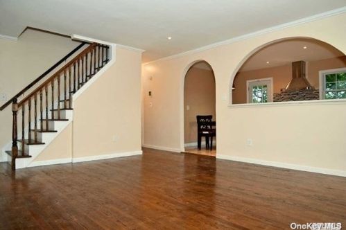 15 Dow St, Central Islip, NY 11722-2116