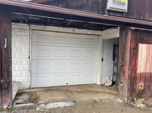 3204 Ellwood Rd, New Castle, PA 16101-6306