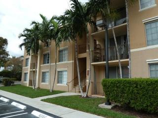 107 Villa Cir, Boynton Beach FL  33435-8902 exterior