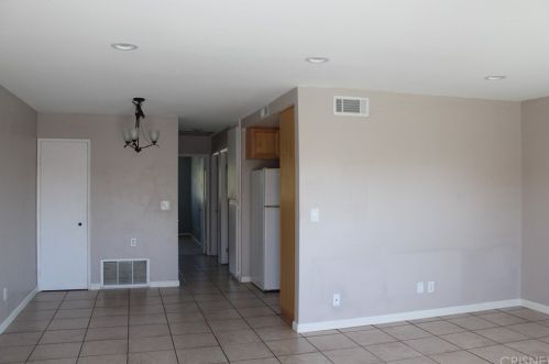 28071 Robin Ave, Santa Clarita CA  91350-2042 exterior