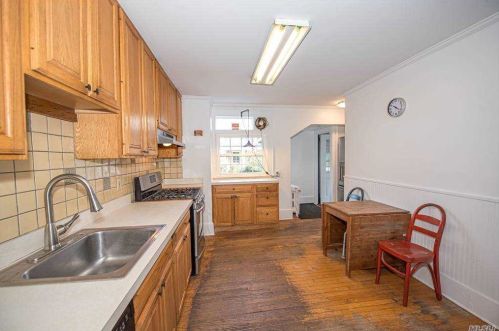 83 Thompson Ave, Babylon NY  11702-3404 exterior