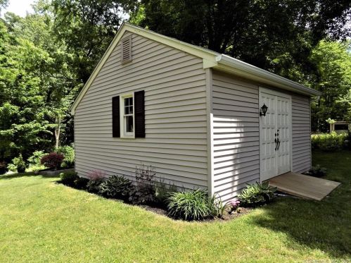 282 Hayden Sta Rd, Windsor CT 06095-1407 exterior