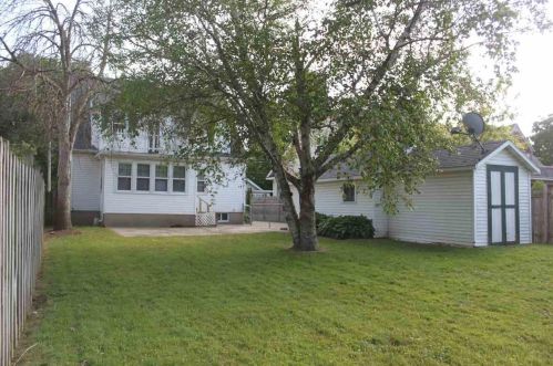 990 School Pl, Green Bay, WI 54303-1768