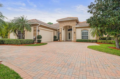 8621 Tompson Point Rd, Fort Pierce, FL 34986-3093