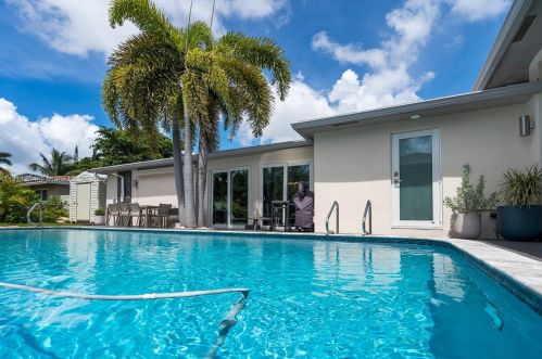 235 6th St, Dania Beach FL  33004-4147 exterior