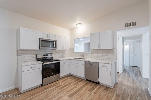 7028 Starview Dr, Tucson, AZ 85741-2459