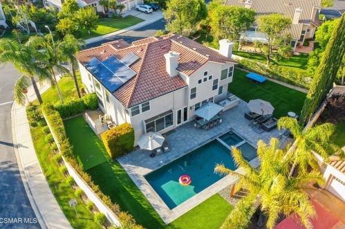 515 Chippendale Ave, Simi Valley, CA 93065-7021