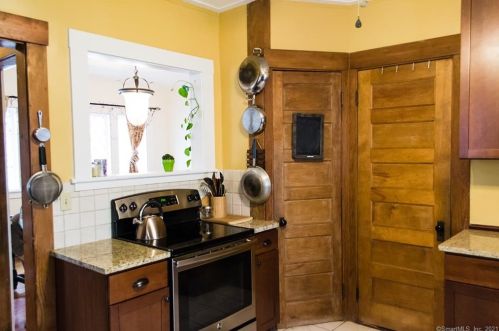 25 Curtis Ave, Wallingford CT 06492-3708 exterior