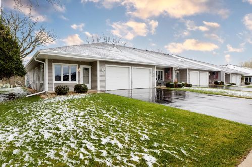 135 Oconomowoc Sq, Oconomowoc, WI 53066-5815