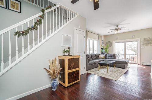 88 Doges Promenade, North Lindenhurst NY  11757-6405 exterior