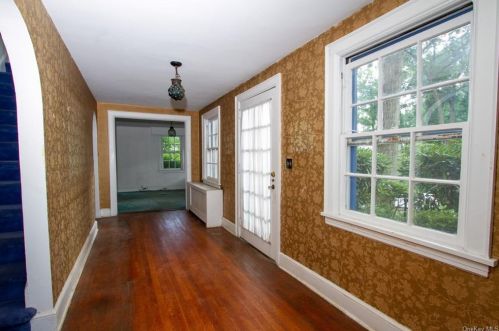 2 Aviemore Dr, New Rochelle, NY 10804-4715