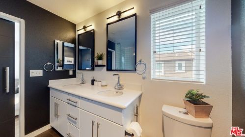 14711 Sherman Way, Van Nuys CA  91405-2215 exterior