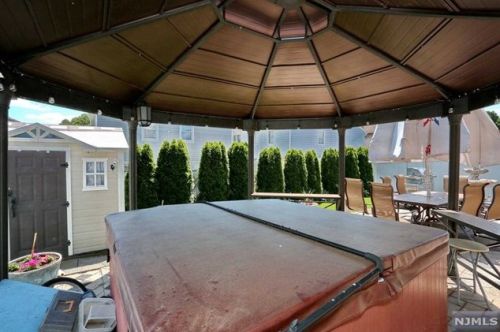 19 Elmhurst St, Elmwood Park NJ  07407-1320 exterior