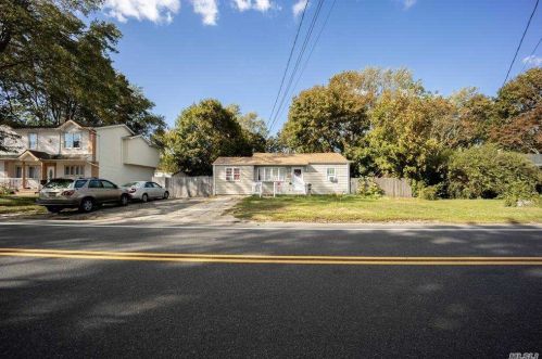 683 Spur Dr, Bayshore, NY 11706-3120