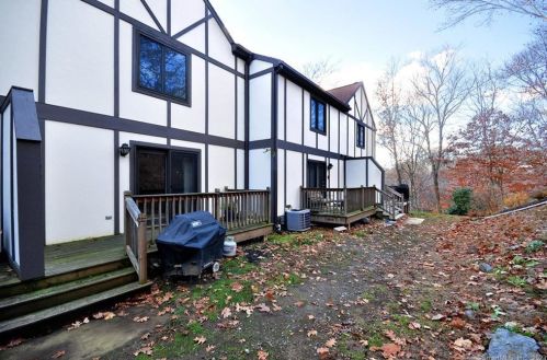 204 New Haven Ave, Derby CT 06418-2142 exterior