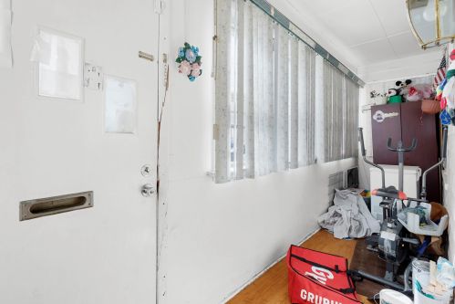 77 19th St, Bayonne, NJ 07002-4481