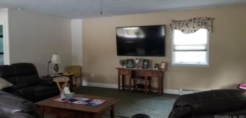 23 Honeycomb Ln, North Haven CT  06473-1005 exterior