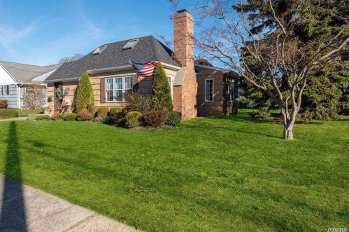 456 2nd St, North Lindenhurst, NY 11757-4807