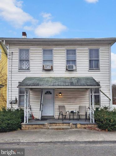 13 Market St, Eshcol, PA 17062-9572